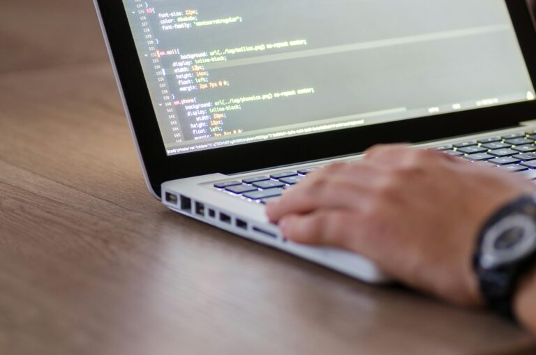 Člověk, který ovládá programování díky vše lehce